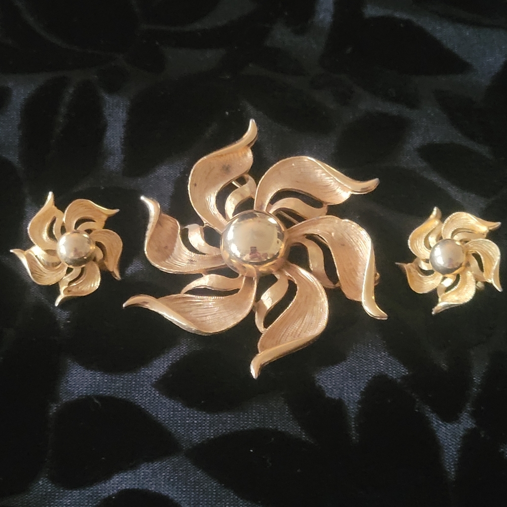 Vtg collectible goldtone pin and clip-on earrings
